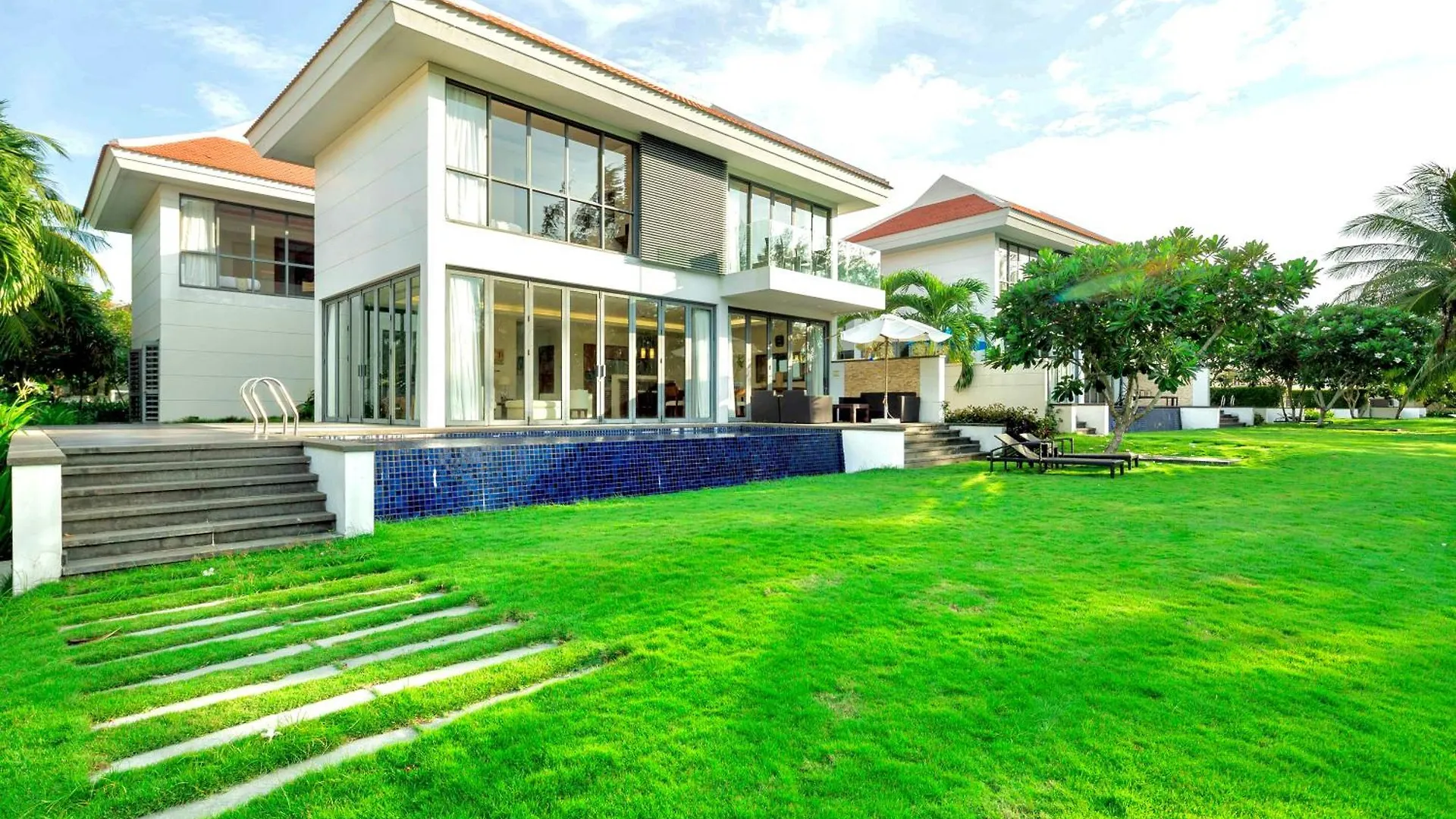 Astana Villa Non Nuoc Beach Da Nang 5*,