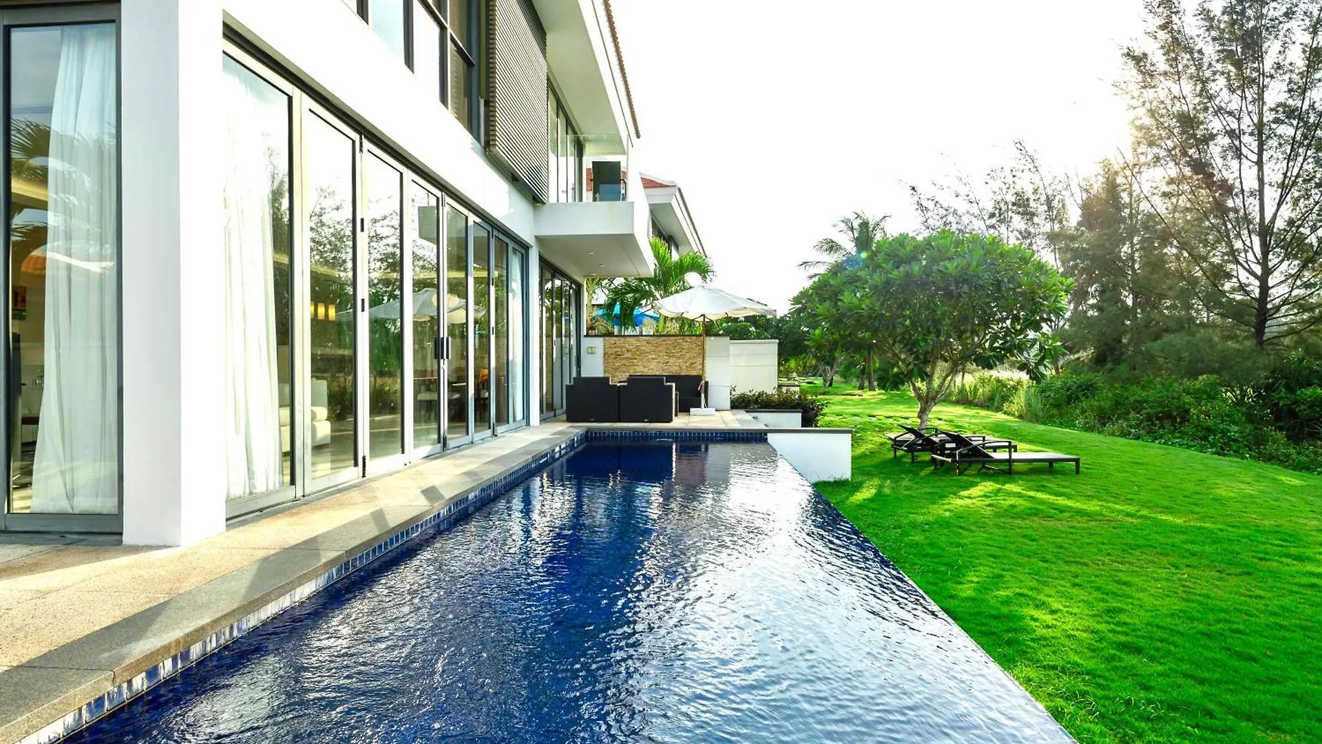 Astana Villa Non Nuoc Beach Da Nang 5*,